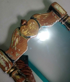 Antigo espelho de parede com porta toalha em madeira - Achados e Encantos