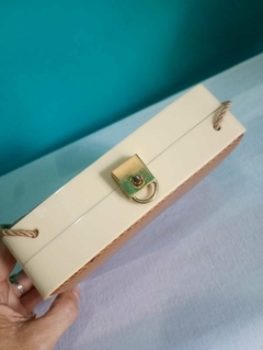 Bolsa de mão / clutch vintage rígida estrutura em polímero na tonalidade creme - loja online