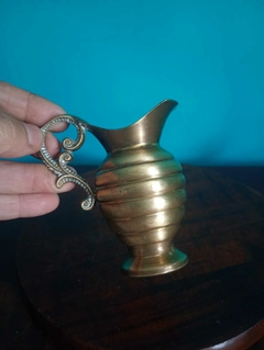 Antiga jarra decorativa em metal dourado - comprar online