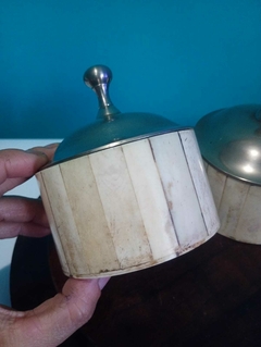 Antigo e lindo par de porta jóias em osso e metal - joelle na internet