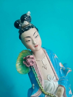 Antiga e linda Escultura Gueixa Porcelana policromada na internet