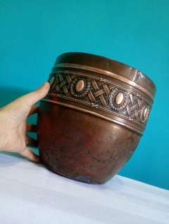 Antigo e lindo vaso / cachepô em cobre - comprar online