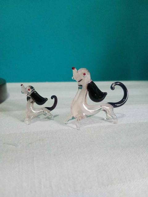 Esculturas de cachorros em vidro estilo murano