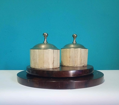 Antigo e lindo par de porta jóias em osso e metal - joelle - comprar online