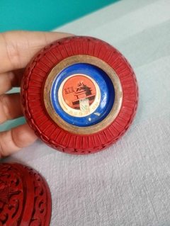 Antiga e linda caixa com tampa chinesa confeccionada em metal e laca