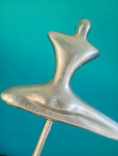 Imagem do Antiga Escultura com silhueta de mulher em alumínio