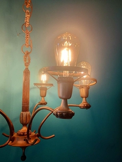 Antigo e imponente lustre / luminária de teto Em bronze , madeira e resina - loja online