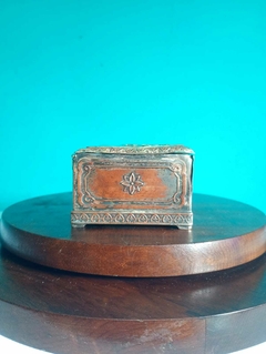 Imagem do Antiga caixa de perfume Delletrez - Paris Esora em metal