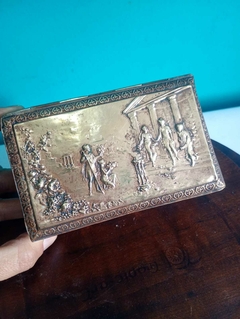 Antiga caixa de perfume Delletrez - Paris Esora em metal na internet