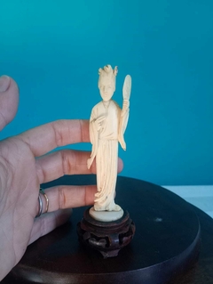 Delicada e rara estatueta chinesa em marfim esculpido a mão Cena de Gueixa Com Leque. na internet