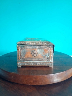 Antiga caixa de perfume Delletrez - Paris Esora em metal - comprar online