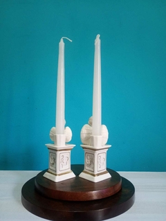 Antigo e lindo par de castiçal em porcelana com querubins / anjinho - Achados e Encantos