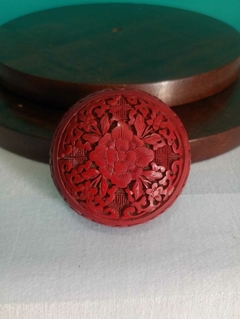 Antiga e linda caixa com tampa chinesa confeccionada em metal e laca - loja online