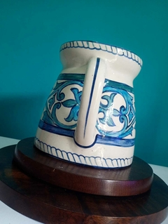 Antiga jarra decorativa em faiança portuguesa na internet