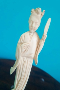 Delicada e rara estatueta chinesa em marfim esculpido a mão Cena de Gueixa Com Leque. - comprar online