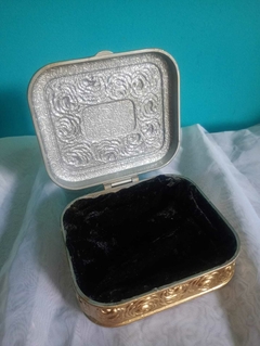 Antigo Porta Jóias em Metal na cor dourada com Acabamento Floral - loja online