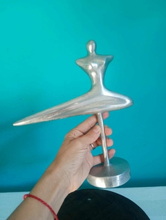 Antiga Escultura com silhueta de mulher em alumínio - Achados e Encantos