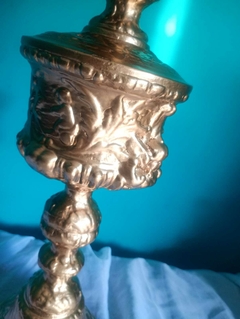 Antiga Luminária de Mesa em Resina na cor dourada - Achados e Encantos