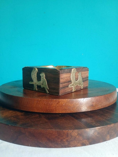 Antigo e lindo cinzeiro em madeira nobre Detalhes em metal