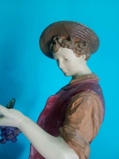 Antiga escultura figurativa representando vendedor de uva em resina italiana - Achados e Encantos