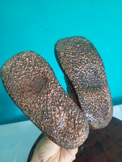Antigo par de sapatos / botinhas infantil metalizado com banho de cobre - Achados e Encantos