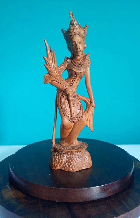 Escultura em madeira Deusa Dewi Raith - Indonésia