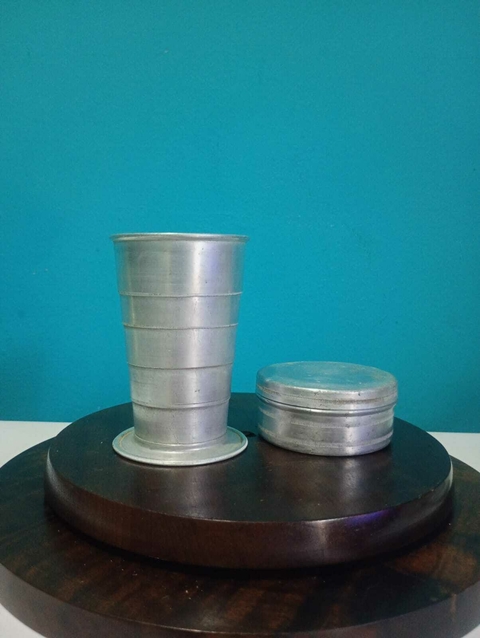 Antigo copo de alumínio retrátil de acampamento