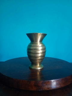 Antiga jarra decorativa em metal dourado - loja online