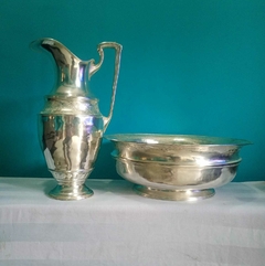 Antiga e imponente bacia com gomil / jarra do Séc.XIX em metal com banho de prata Essex Silver Quadruple - Achados e Encantos