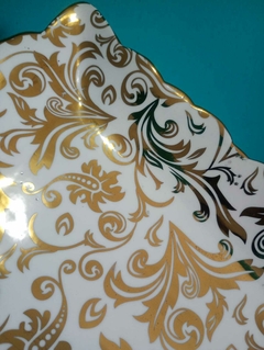 Antiga e linda bandeja em porcelana branca com arabescos em dourado República Tcheca na internet