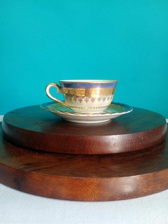 Antiga xícara com pires em porcelana Steatita Tons de dourado e lilás