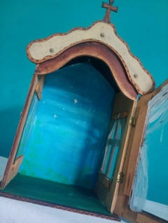 ARTE SACRA - pequeno oratório / capelinha confeccionado em madeira na internet