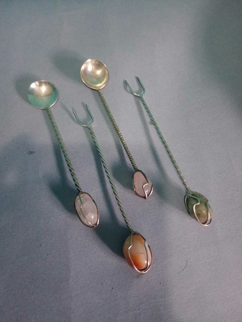 Antigo jogo de talheres para petiscos em metal e pedras naturais