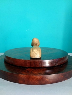 Antigo e delicado cinzeiro de mão egípcio em bronze na internet