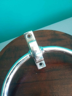 Antigo porta toalha circular em bronze com banho cromado na internet