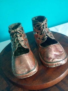 Antigo par de sapatos / botinhas infantil metalizado com banho de cobre na internet