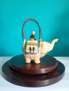 Antigo e pequeno bule de chá em faiança vitrificada modelado na forma de elefante - Japão - Achados e Encantos