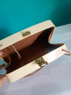 Bolsa de mão / clutch vintage rígida estrutura em polímero na tonalidade creme na internet