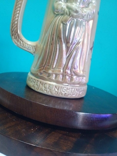 Antiga caneca comemorativa ao dia da enfermagem em cerâmica vitrificada Representando em alto relevo Anna Nery - loja online