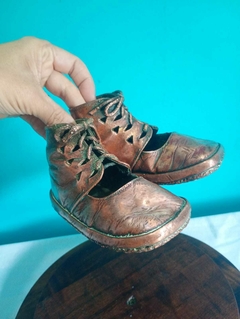Antigo par de sapatos / botinhas infantil metalizado com banho de cobre - loja online