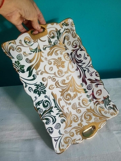 Antiga e linda bandeja em porcelana branca com arabescos em dourado República Tcheca - comprar online