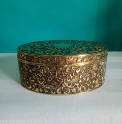 Antigo caixa / porta joias oval confeccionada em metal e ornamentação elevada - comprar online