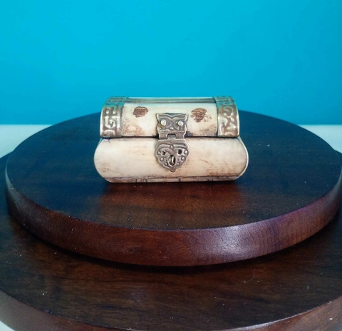 Antigo porta jóias em osso e metal Forro de veludo