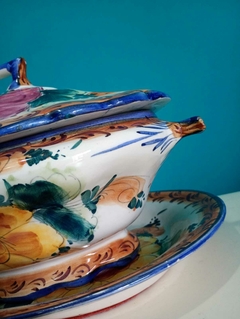 Imagem do Antiga sopeira em faiança Portuguesa com presentoir pintada a mão