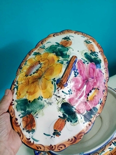 Antiga sopeira em faiança Portuguesa com presentoir pintada a mão - comprar online