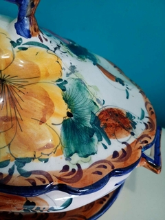 Antiga sopeira em faiança Portuguesa com presentoir pintada a mão - Achados e Encantos
