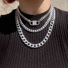 Colar Megan na internet