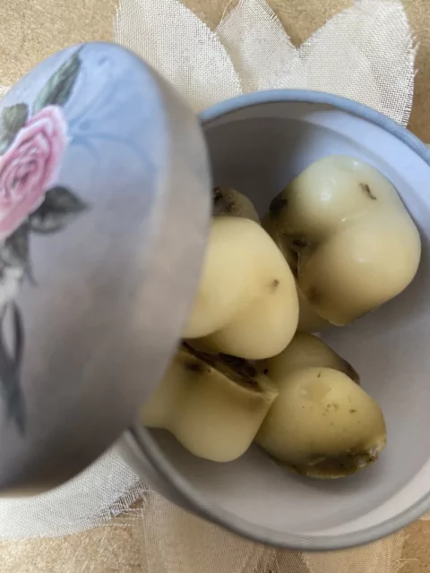 Mini sabonetes de coração na latinha estampada