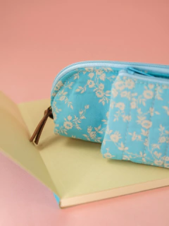 Kit Sketchbook + Estojo + necessaire Floral azul e branco na internet