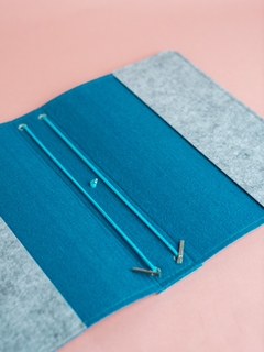 Capa recarregável cinza mescla com azul médio na internet